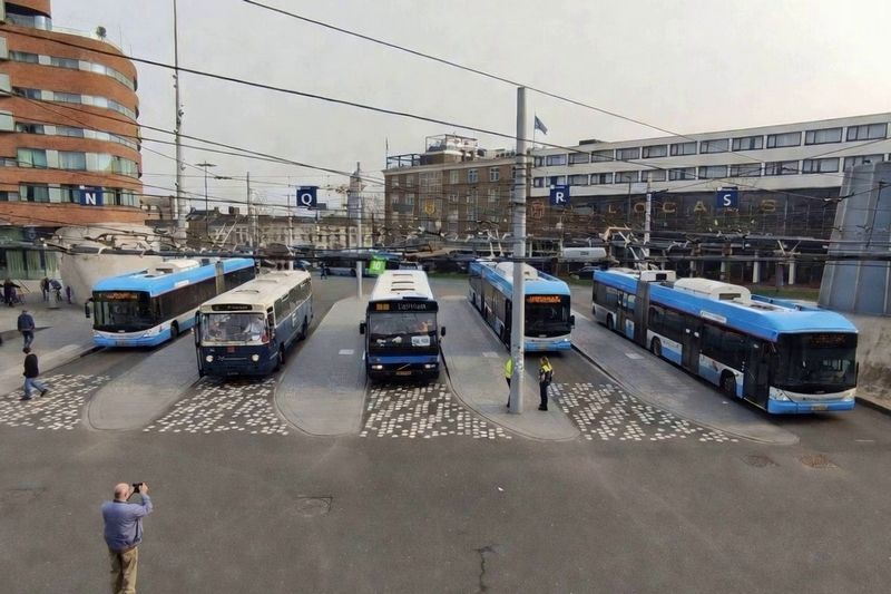 Rondrit met museumbussen door Arnhem